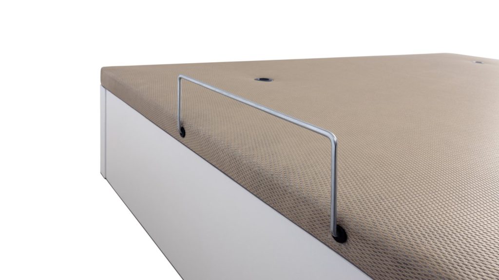 Detalle del arco metálico de sujeción de la tapa del Canapé abatible CHESTIA