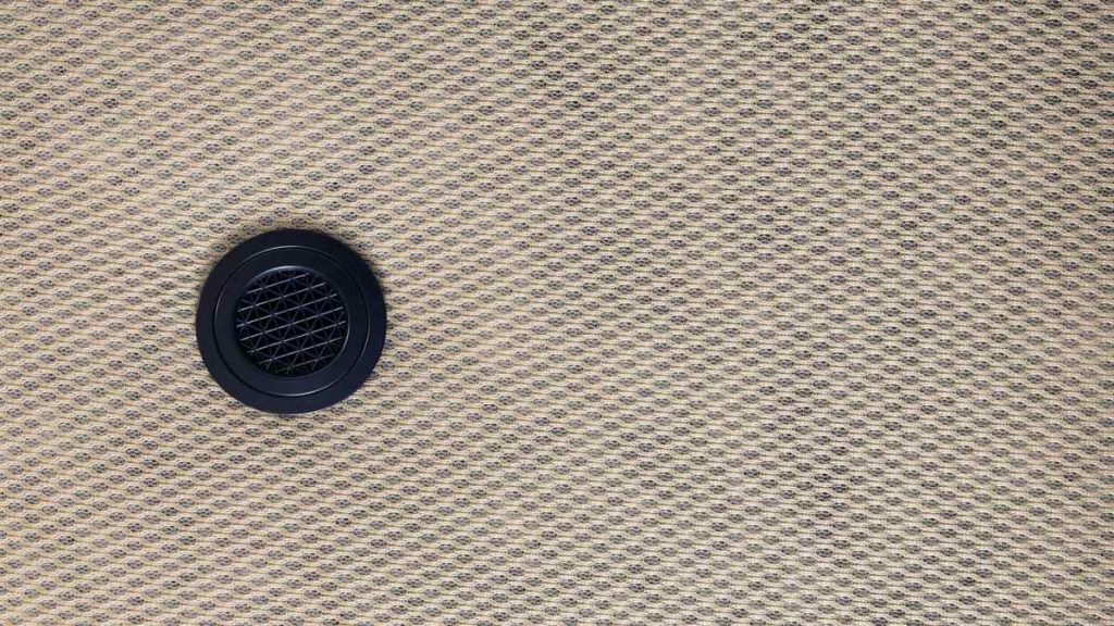 Detalle del tejido 3D transpirable beige y válvula de ventilación del Canapé abatible CHESTIA