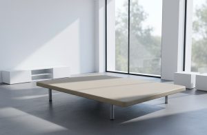 Base tapizada beige CHESTIA en dormitorio moderno con luz natural