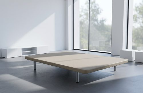 Base tapizada beige CHESTIA en dormitorio moderno con luz natural