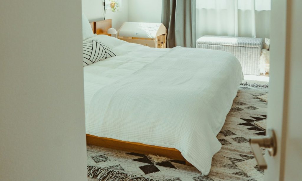 Dormitorio moderno con colchón adecuado para el descanso