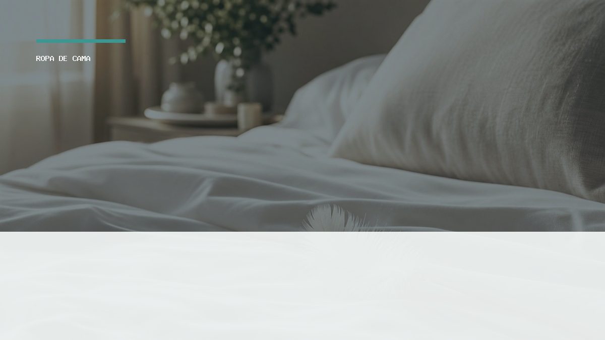 Ropa de cama cómoda con sábanas suaves y pluma decorativa en un dormitorio luminoso
